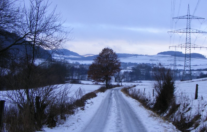 ... und nun geht es hoch auf vereister Straße