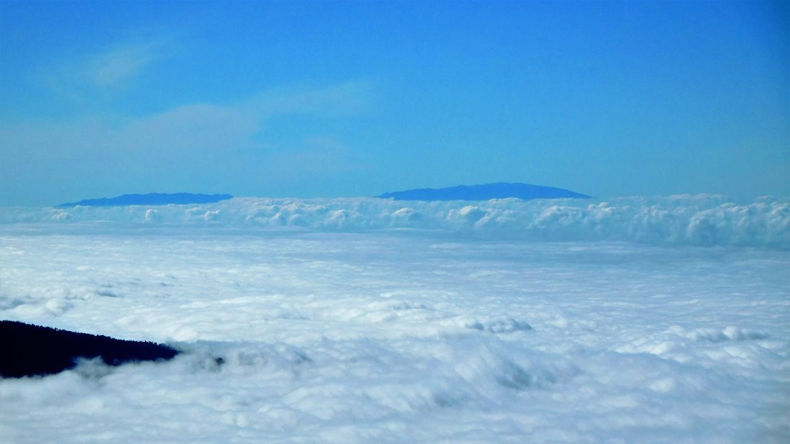 Blick zur Nachbarinsel Gomera (oder La Palma) über den Wolken