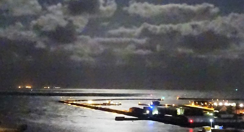 Der Hafen von Helgoland im Mondschein